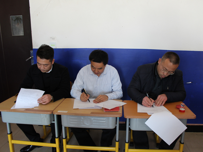同辽宁省滨海实验中学17名高中生签署资助协议